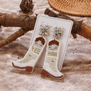 Pendientes de botas de vaquero con cuentas y bordados para despedida de soltera en Nashville - Product Image 3