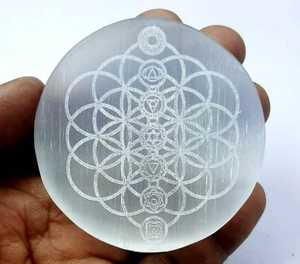 Vente en gros de cristal de sélénite de meilleure qualité tranche gravée Feng Shui amour guérison plaque de charge caboteur pierre précieuse agate disponible - Product Image 3