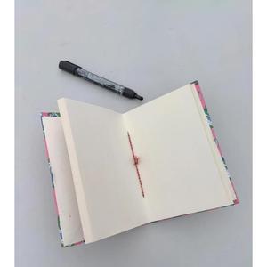 Carnet à couverture rigide artisanal en papier fait main, avec reliure cousue au fil, motif floral rose et vert, provenant du Rajasthan - Product Image 2