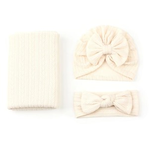 Manta de algodón tejida para bebé con gorro y diadema, diseño sencillo y usable, color crema. - Product Image 1