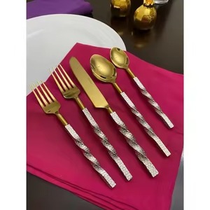 Ensemble de couverts élégants en acier inoxydable pour table à manger, conçu pour une présentation haut de gamme et un aménagement de cuisine élégant - Product Image 1