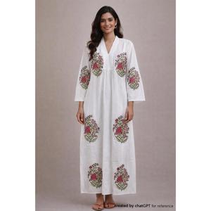Vestido Maxi de Algodón Puro Estilo Boho con Estampado Floral de Rosas Rosadas Hecho a Mano y Cuello en V - Product Image 1