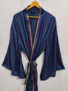 Robe kimono de luxe en soie patchwork, cache-maillot de bain, tenue de nuit, longue robe, kimono indien vintage fait main en soie de sari recyclée - Product Image 1