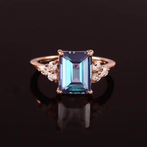 Anillo de Alejandrita en Plata de Ley 925 con Baño de Oro de 14K, Gema que Cambia de Color, Certificado IGI, Corte Esmeralda, Diseño Art Deco, Elegante - Product Image 2