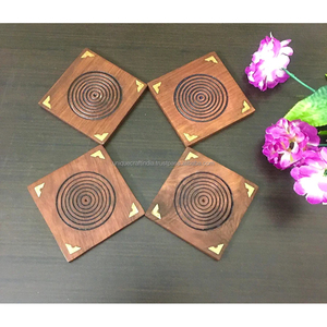 Ensemble de sous-verres en bois avec incrustation en laiton, design circulaire |   Sous-verres en bois de sheesham faits à la main |   Décoration classique - Product Image 1