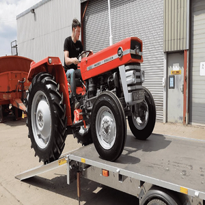 Tractor Massey Ferguson 135, tracción en 2 ruedas, motor diésel de 3 cilindros, chasis de rodillos, contrapesos en las ruedas traseras (opcionales), aproximadamente 42HP. - Product Image 2