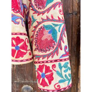 Chaqueta de Terciopelo Bordada Estilo Boho Suzani de Lujo para Mujer, Diseño Floral Colorido, Cuello Alto, Hecha a Mano, Ropa de Invierno - Product Image 4