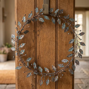 Corona de Metal Rústica con Adornos de Acebo, Acabado en Cobre Verdigris Vintage, Decoración Elegante para Puerta Navideña, Placa Decorativa Encantadora para Colgar en la Pared en Invierno - Product Image 4