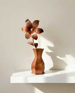 Jarrón de Madera Maciza Premium para Arreglos Florales Artificiales, Vestíbulos de Hoteles y Decoración de Recepción de Oficinas de Lujo por AALIYAN IMPEX - Product Image 1