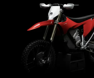 MEJOR OFERTA 2026 para Motocicleta Eléctrica Todoterreno con Guardabarros Delantero Blanco y Asiento Negro - Product Image 1