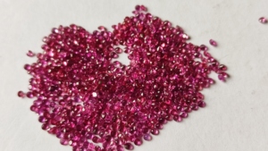 Lot en gros de pierres précieuses naturelles de qualité supérieure, grenat rhodolite violet, taille brillant ronde de 1,5 mm, pierres calibrées avec précision - Product Image 4