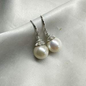 Grandes boucles d'oreilles pendantes en perles d'eau douce blanches rondes de 11-12 mm, argent S925 avec crochet d'oreille atmosphérique, bijoux fins pendants - Product Image 4