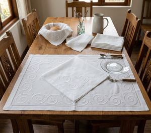 Ensemble de sets de table et de serviettes de table géométriques blancs brodés en gros pour la maison et les restaurants – Sets de table et de serviettes de table de luxe en coton blanc lavables - Product Image 1