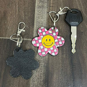 Porte-clés en cuir à carreaux rose et blanc faits à la main avec motif fleur souriante, fournisseur en gros, joli breloque de sac pour cadeau promotionnel - Product Image 6