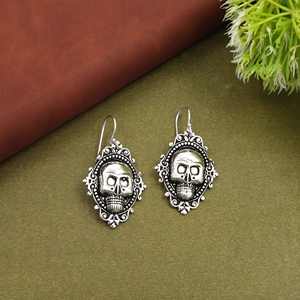 Pendientes de Calavera Dorada, Estilo Gótico Victoriano, Joyería Memento Mori, Estética Dark Academia, Aros Steampunk - Product Image 4