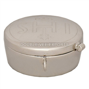Píxide de Latón con Grabado IHS y Tapa con Bisagras |   Contenedor para Hostias Eucarísticas Católicas – DOUBLE VEE EXPORTS - Product Image 6