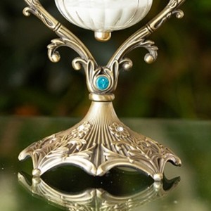 Sablier en verre artisanal traditionnel avec cadre en laiton orné et accent turquoise pour usage décoratif - Product Image 4