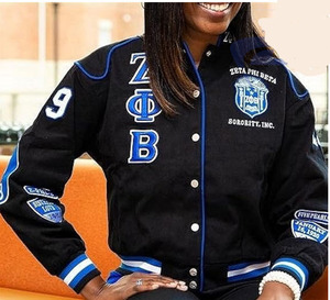 Chaqueta Bomber Universitaria con Parches de Letras Griegas de la Hermandad Zeta Phi Beta, Azul y Negro, Bordado Premium, Estilo Urbano - Product Image 6