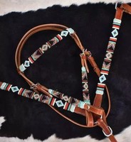 Ensemble de harnais équestre de qualité supérieure, fait main, orné de perles et de motifs, avec franges colorées, pour cheval de style western, comprenant une têtière à une oreille et une brassière