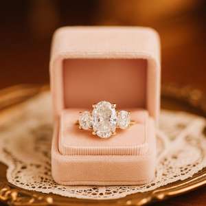 Anillo de Compromiso de Tres Piedras, 3.0 CTW, Corte Ovalado, Moissanita, Oro Sólido de 14K, Anillo de Propuesta de Matrimonio para Ella - Product Image 4