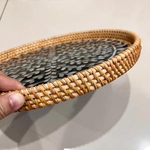 Plateau de service en rotin noir de luxe avec incrustations de nacre, idéal pour une présentation élégante de la table et pour l'accueil des invités. - Product Image 4