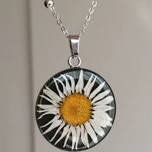 Nuevo Collar de Cuerno Natural con Flores Secas Reales en Resina, Cadena Larga Hecha a Mano para Mujer - Product Image 1