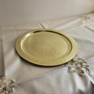 Bandeja Decorativa Redonda de Latón con Patrón Geométrico Grabado, Diseño Tradicional, Decoración del Hogar, Hecha a Mano en Oriente Medio - Product Image 4