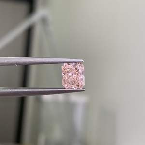 Diamantes Sueltos Rosa Fantasía de 1.38ct, Corte Radiante, Claridad VVS, Cultivados en Laboratorio HPHT CVD, Certificados por IGI, Perforados con Láser, para Joyería, Venta al Por Mayor - Product Image 1