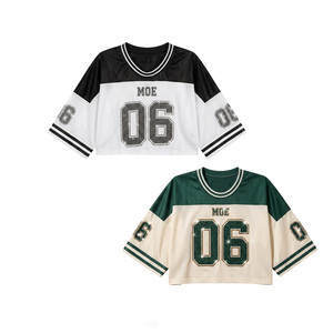เสื้อครอปท็อป Ice Out Glam สีดำขาว ปักโลโก้แบบกำหนดเอง ประดับคริสตัลตาข่าย แบบเสื้อเจอร์ซีย์อเมริกันฟุตบอล คอกลม สีตัดต่อ แต่งเลื่อมวิบวับ ชุดแฟนเวียร์ - Product Image 4