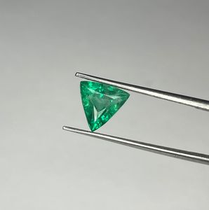 Émeraude naturelle verte, taille trillon, pour la création de bijoux. - Product Image 2