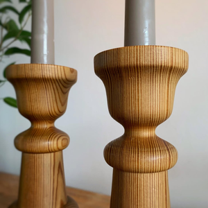 Chandeliers en bois de pin naturel tourné, style suédois du milieu du siècle, porte-bougies rustiques en bois, décoration de table scandinave - Product Image 5