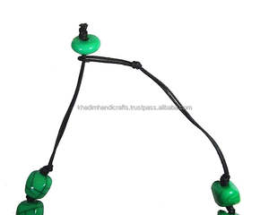 Collier en résine translucide givrée de style féerique avec finition opague Beaux bijoux parfaits pour les cadeaux et les occasions spéciales - Product Image 1