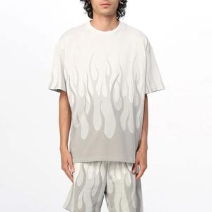 ชุดเสื้อยืดและกางเกงขาสั้นพิมพ์ลายเปลวไฟสำหรับผู้ชาย ทรงโอเวอร์ไซส์ ผ้าฝ้าย สไตล์สตรีทแวร์ฤดูร้อน ชุดสองชิ้นลำลอง - Product Image 1