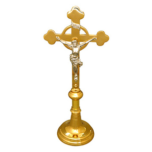 Crucifijo de Latón Chapado en Oro |   Cruz Católica de Pie para Altar y Oración – DOUBLE VEE EXPORTS - Product Image 1