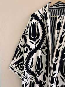 Bata Kimono Suzani Larga Bordada con Flores, 100% Algodón, Suave y Transpirable para Invierno, con Cierre de Cordón - Product Image 3