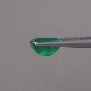 Émeraude Naturelle en Gros Certifiée IGI, Pierre Précieuse Non Montée, 3,75 Carats, Coupe Émeraude, Forme Octogonale 10x8mm, Vert Premium à Changement de Couleur - Product Image 2