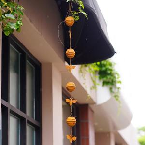 Chaînes de pluie décoratives en métal en forme d'abeille utilisées dans les hôtels, cafés et centres de villégiature pour une aménagement paysager unique inspiré de la nature, en provenance d'Inde. - Product Image 4