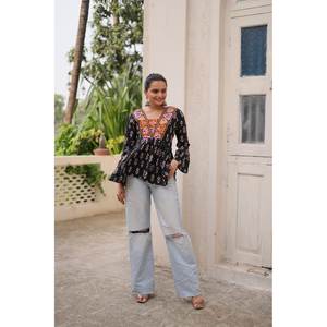 Blouse ethnique en coton rouge spéciale Navratri avec patchwork dessiné à la main - Product Image 2