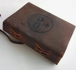 Diario de Sueños de Cuero con Diseño de Luna Dormida, Personalización Gratuita, 5" x 7", Opción de Papel Rayado o Sin Rayar - Product Image 2