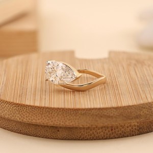 แหวนหมั้นมอสซาไนต์ทรงลูกแพร์ ดีไซน์เกลียวทันสมัย เครื่องประดับเจ้าสาว เงินแท้ 925 ชุบทอง 14K - Product Image 6