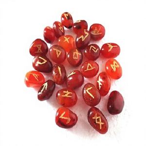 Conjuntos de runas de cristal grabadas en cornalina roja pulida, marca KAMALAGATE.COM, artesanía de cristal de origen Gujarat. - Product Image 1