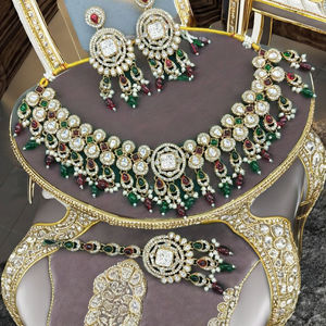 Ensemble de colliers tendance avec Maang Tikka et boucles d'oreilles, bijoux de mariage indiens traditionnels pour filles et femmes - Product Image 1