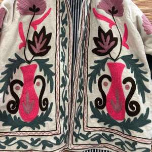 Chaqueta de terciopelo champán premium estilo suzani con bordado floral, cuello alto, estilo bohemio vintage, manga larga, para mujer, otoño. - Product Image 2