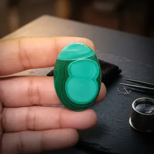 พลอยมาลาไคต์สีเขียวทรงหลังเบี้ยสำหรับนักออกแบบเครื่องประดับขายส่ง - Product Image 1