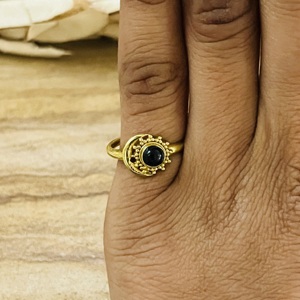 Bague en onyx lune céleste très demandée, bijoux bohèmes en laiton pour femme, plaqué or 18 carats, délicat motif soleil, style affirmé, vente en gros, fait main - Product Image 6