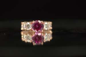 Bague en or jaune 18 carats de qualité supérieure avec pierre rouge et diamant pour femmes, fournisseur de bagues en or fin en gros à vendre - Product Image 6