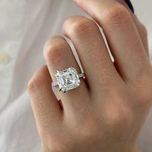 Bague solitaire moderne en moissanite taille Asscher 5 carats, en argent 925, bijoux raffinés pour anniversaires, jours de naissance, ou comme breloque pour votre partenaire - Product Image 1