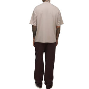 Camiseta de algodón premium con cuello resistente y logo minimalista en el pecho para hombre, ideal para fabricación al por mayor con marca privada OEM. - Product Image 2