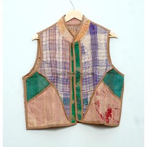 Gilet élégant en coton Kantha fait main pour femme, col en V, veste courte d'hiver avec logo brodé au dos, style streetwear - Product Image 6