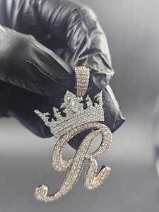 Pendentif Couronne en Moissanite Plaqué Or Rose avec Lettre R, Breloque Thème Glaçé, Bijou de Luxe Unisexe, Cadeau - Product Image 3